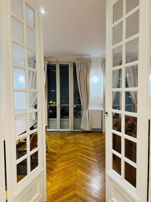 Au Pied De La Tour Eiffel Apartment Paris Bagian luar foto